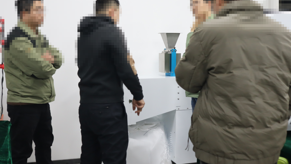 无锡某有限公司赴上海理涛考察耐碎石冲击试验机